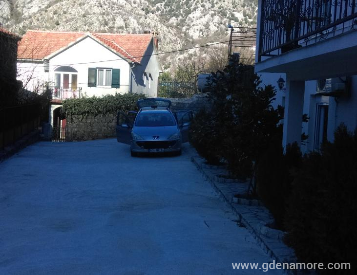 Parking ispred apartmana br:2